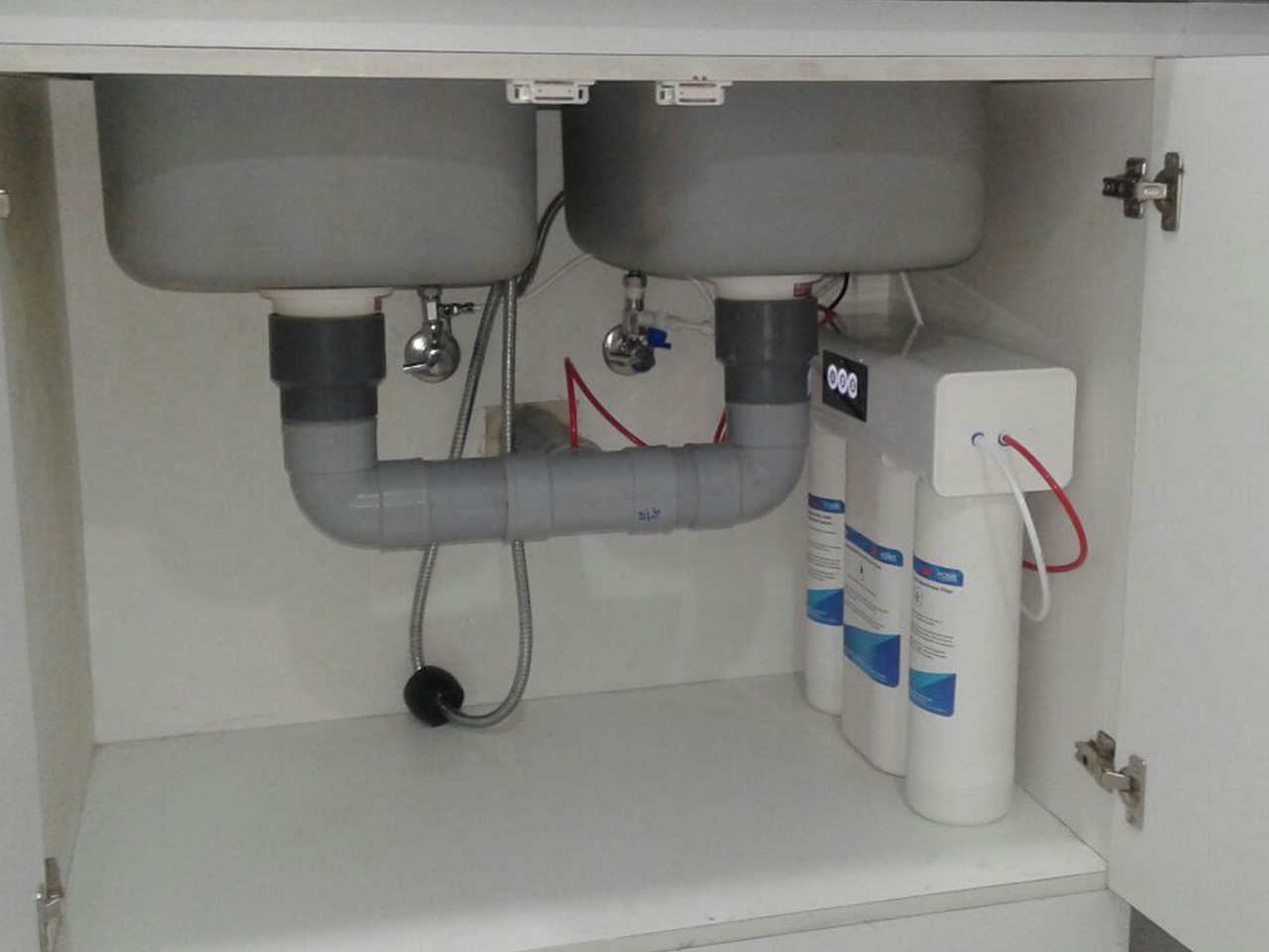 . 3M RO unit at under sink and faucet on right side